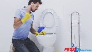 homme débouchage ventouse toilette
