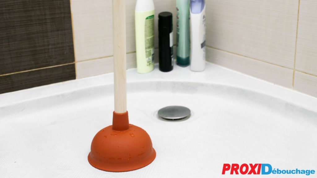 Les produits utilisés pour déboucher votre baignoire - Solution d'urgence  06 59 14 14 03